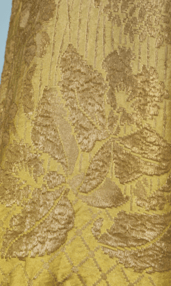 na9487-Manteau-1930-en-satin-ivoire-dégradé-de-jaune-lamé-or-et-doublé-de-velours-t36-01.
