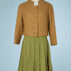 na9759-Tailleur-1960-Molyneux-en-lainage-jaune-orangé-et-jupe-plissée-verte-t40-01