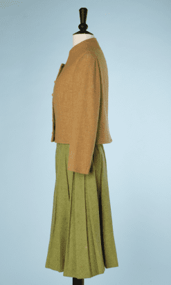 na9759-Tailleur-1960-Molyneux-en-lainage-jaune-orangé-et-jupe-plissée-verte-t40-01