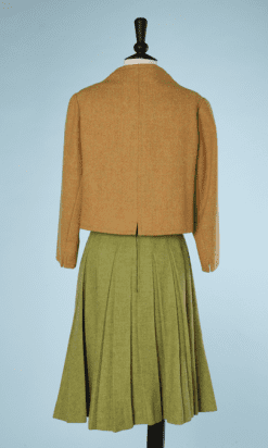 na9759-Tailleur-1960-Molyneux-en-lainage-jaune-orangé-et-jupe-plissée-verte-t40-01