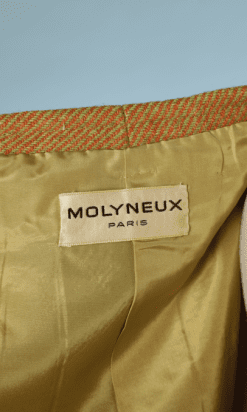 na9759-Tailleur-1960-Molyneux-en-lainage-jaune-orangé-et-jupe-plissée-verte-t40-01