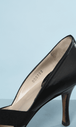 na9824-Paire-descarpins-petits-talons-en-cuir-noir-boucle-D-en-métal-argenté-Dior-t39-01