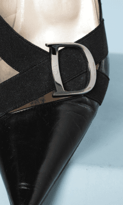 na9824-Paire-descarpins-petits-talons-en-cuir-noir-boucle-D-en-métal-argenté-Dior-t39-01