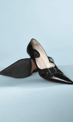 na9824-Paire-descarpins-petits-talons-en-cuir-noir-boucle-D-en-métal-argenté-Dior-t39-01