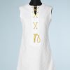 B0102-Robe-1960-en-piqué-de-coton-blanc-pastilles-jaunes-t38-01