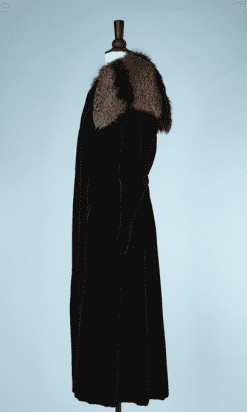 B0161-Manteau-1930-en-velours-noir-large-col-en-fourrure-marron-t34-01