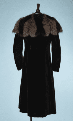 B0161-Manteau-1930-en-velours-noir-large-col-en-fourrure-marron-t34-01