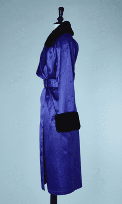 B0166-Manteau-1980-en-satin-bleu-électrique-fausse-fourrure-noire-col-et-poignets-t42-01