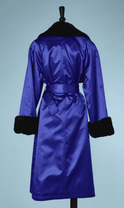 B0166-Manteau-1980-en-satin-bleu-électrique-fausse-fourrure-noire-col-et-poignets-t42-01