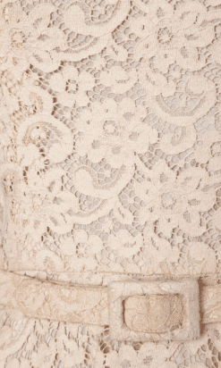 B0174-Robe-1950-en-dentelle-rose-brodée-de-paillettes-irisées-sur-lencolure-t34-06
