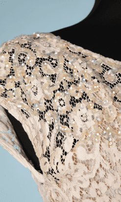 B0174-Robe-1950-en-dentelle-rose-brodée-de-paillettes-irisées-sur-lencolure-t34-06