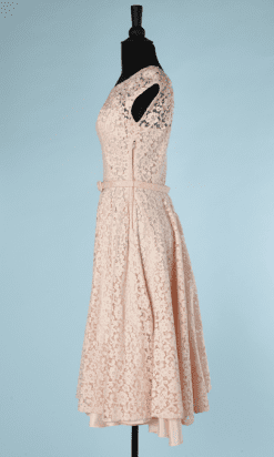 B0174-Robe-1950-en-dentelle-rose-brodée-de-paillettes-irisées-sur-lencolure-t34-06