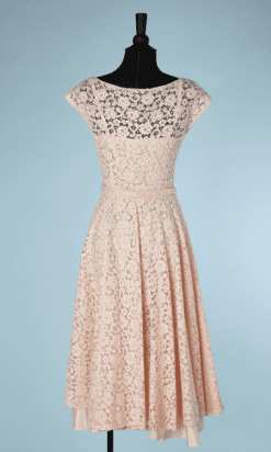 B0174-Robe-1950-en-dentelle-rose-brodée-de-paillettes-irisées-sur-lencolure-t34-06