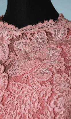 B0249-Robe-du-soir-1960-en-satin-de-soie-rose-et-dentelle-perlée-boléro-t34-06