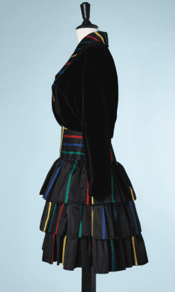 B0255-Ensemble-Robe-en-faille-noire-imprimé-de-rubans-de-couleurs-et-Veste-en-velours-noir-Popy-Moreni-t38-07