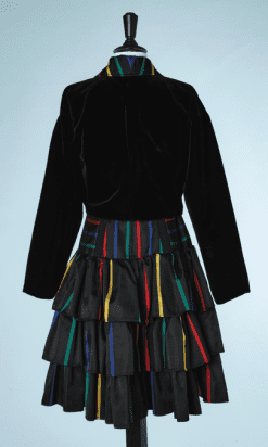 B0255-Ensemble-Robe-en-faille-noire-imprimé-de-rubans-de-couleurs-et-Veste-en-velours-noir-Popy-Moreni-t38-07