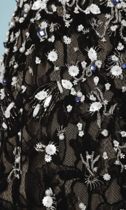 B0267-Robe-en-dentelle-noire-brodée-de-perles-et-paillettes-blanches-Oscar-de-La-Renta-t40-01