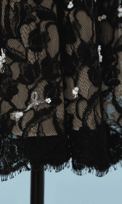B0267-Robe-en-dentelle-noire-brodée-de-perles-et-paillettes-blanches-Oscar-de-La-Renta-t40-01