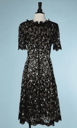 B0267-Robe-en-dentelle-noire-brodée-de-perles-et-paillettes-blanches-Oscar-de-La-Renta-t40-01