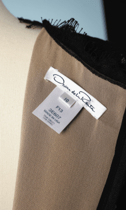 B0267-Robe-en-dentelle-noire-brodée-de-perles-et-paillettes-blanches-Oscar-de-La-Renta-t40-01