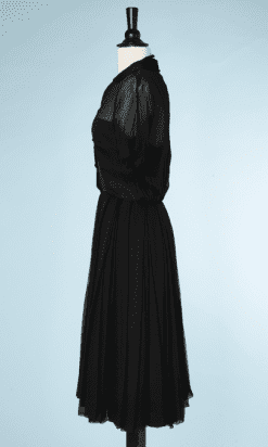 B0269-Robe-1950-en-mousseline-noire-jupe-plissée-manches-courtes-t34-02.