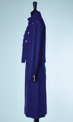 B0272-Tailleur-en-lainage-bleu-roi-boutons-et-glands-en-métal-doré-Louis-Feraud-T38-01