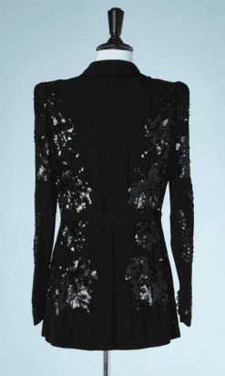 B0367-Veste-1940-en-crêpe-noir-brodée-de-feuilles-en-paillettes-noires-t36-01