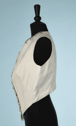 B0408-Gilet-de-femme-en-lainage-écru-broderies-vertes-01