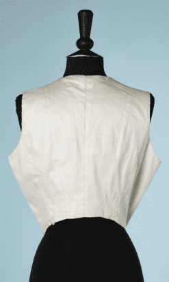 B0408-Gilet-de-femme-en-lainage-écru-broderies-vertes-01