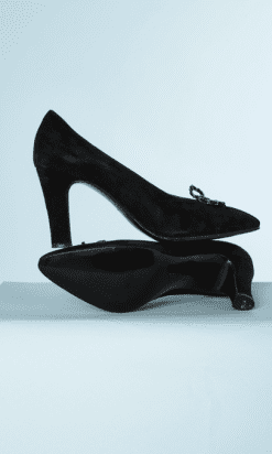 B0430-Paire-descarpins-en-daim-noir-noeud-en-chaines-dorée-Chanel-T-39-04