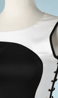 B0434-Robe-noir-et-blanche-en-coton-oeillets-côtés-lacets-Angelo-Tarlazzi-T3436-004