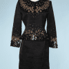 B0455-Tailleur-en-satin-surpiqué-brodé-dorée-et-perles-Mary-McFadden-T3840-001