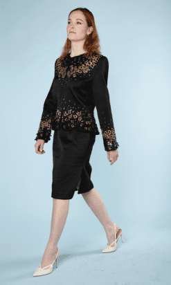B0455-Tailleur-en-satin-surpiqué-brodé-dorée-et-perles-Mary-McFadden-T3840-001