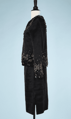 B0455-Tailleur-en-satin-surpiqué-brodé-dorée-et-perles-Mary-McFadden-T3840-001