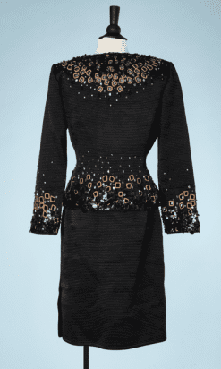 B0455-Tailleur-en-satin-surpiqué-brodé-dorée-et-perles-Mary-McFadden-T3840-001