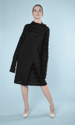 B0457-Manteau-entièrement-plissé-noir-Issey-Miyake-T4042-017