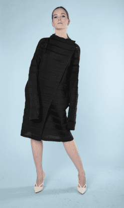 B0457-Manteau-entièrement-plissé-noir-Issey-Miyake-T4042-017