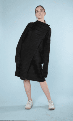 B0457-Manteau-entièrement-plissé-noir-Issey-Miyake-T4042-017