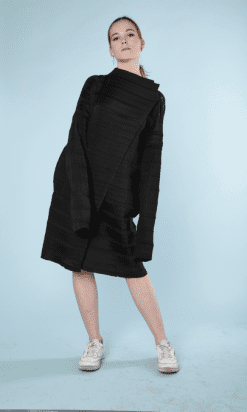 B0457-Manteau-entièrement-plissé-noir-Issey-Miyake-T4042-017