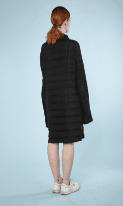 B0457-Manteau-entièrement-plissé-noir-Issey-Miyake-T4042-017