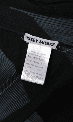 B0457-Manteau-entièrement-plissé-noir-Issey-Miyake-T4042-017