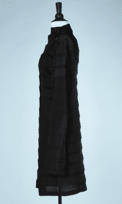 B0457-Manteau-entièrement-plissé-noir-Issey-Miyake-T4042-017