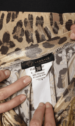 B0688-Robe-et-pantalon-Versace-en-polyamide-or-imprimé-panthère-T38-001