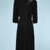 B0708-Robe-1940-en-crêpe-noir-broderie-pailletée-épaule-rose-T4244-001