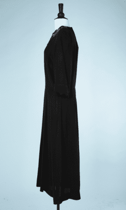 B0708-Robe-1940-en-crêpe-noir-broderie-pailletée-épaule-rose-T4244-001