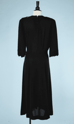 B0708-Robe-1940-en-crêpe-noir-broderie-pailletée-épaule-rose-T4244-001
