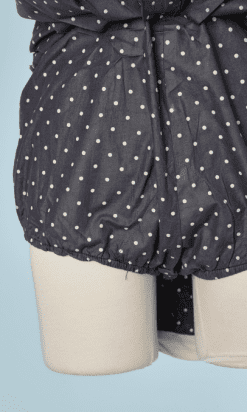 B1661-Maillot-de-bain-jupette-1940-en-coton-gris-à-pois-blancs-col-coeur-t36-01