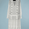 B1549-Robe-1920-en-voile-de-coton-blanc-brodé-pattes-avec-pompons-t42-01