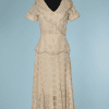B1559-Robe-1930-en-coton-broderie-anglaise-écrue-liseré-bleu-ciel-t72cm-01