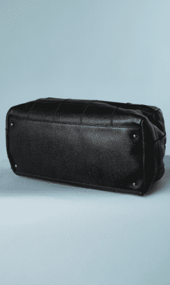 B2085-Sac-en-cuir-noir-Chanel-avec-plaque-métal-argent-01